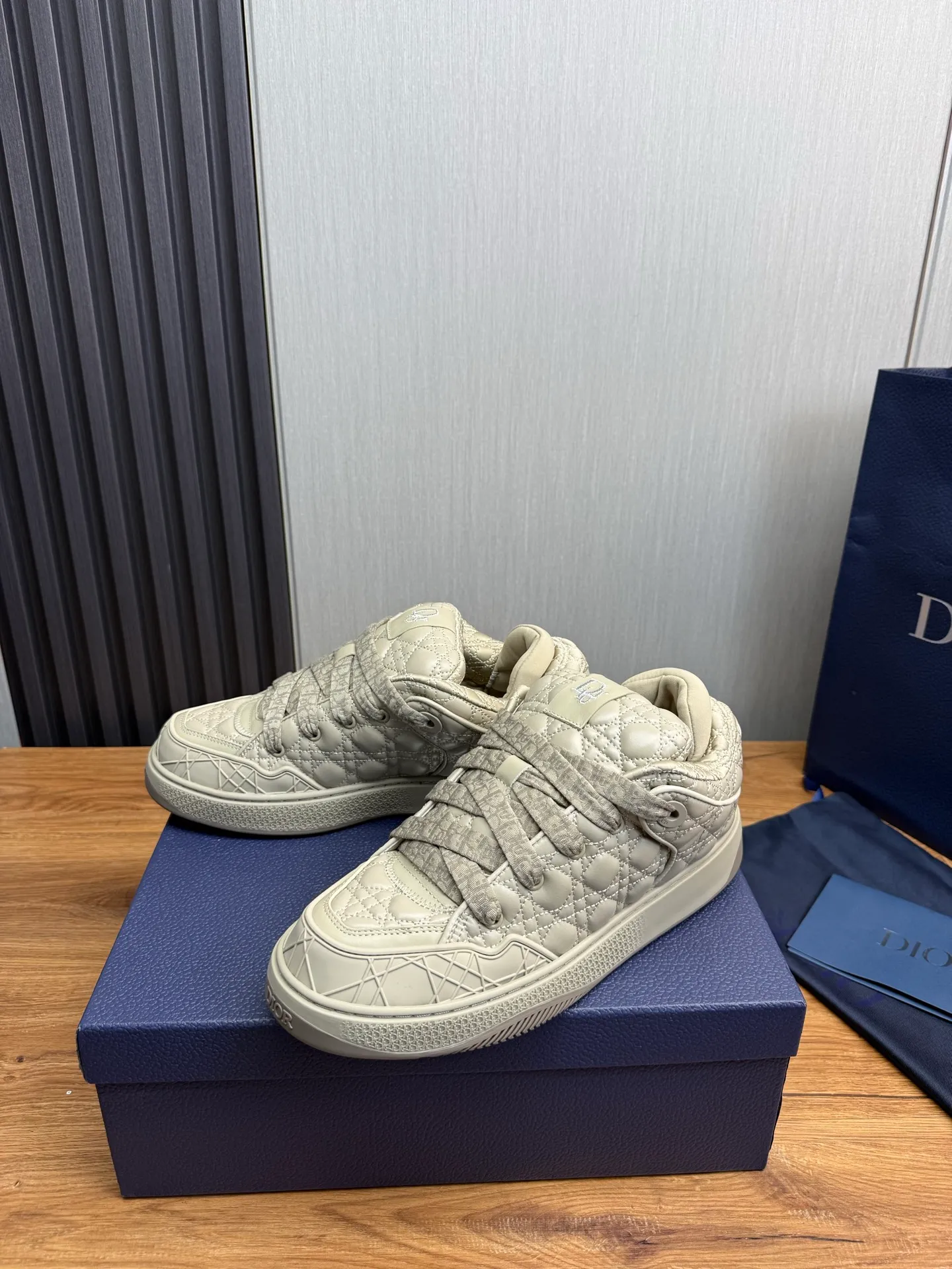 Men's shoes 💰800💰 Dior sneakers enrich the classic series with fashionable retro style. Carefully crafted, they can be paired with casual looks all year round. Dad Shoes style shoes that follow the trend of the retro market ▪️ Fabric: Original custom embroidered cowhide ▪️ Lining: Imported breathable mesh ▪️ Sole: Original molded non-slip outsole ▪️ Size: 38-45 (45 is custom-made and cannot be returned)